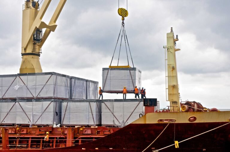 loading cargo into the ship in port shipyard pyavubt 768x510 1.jpg